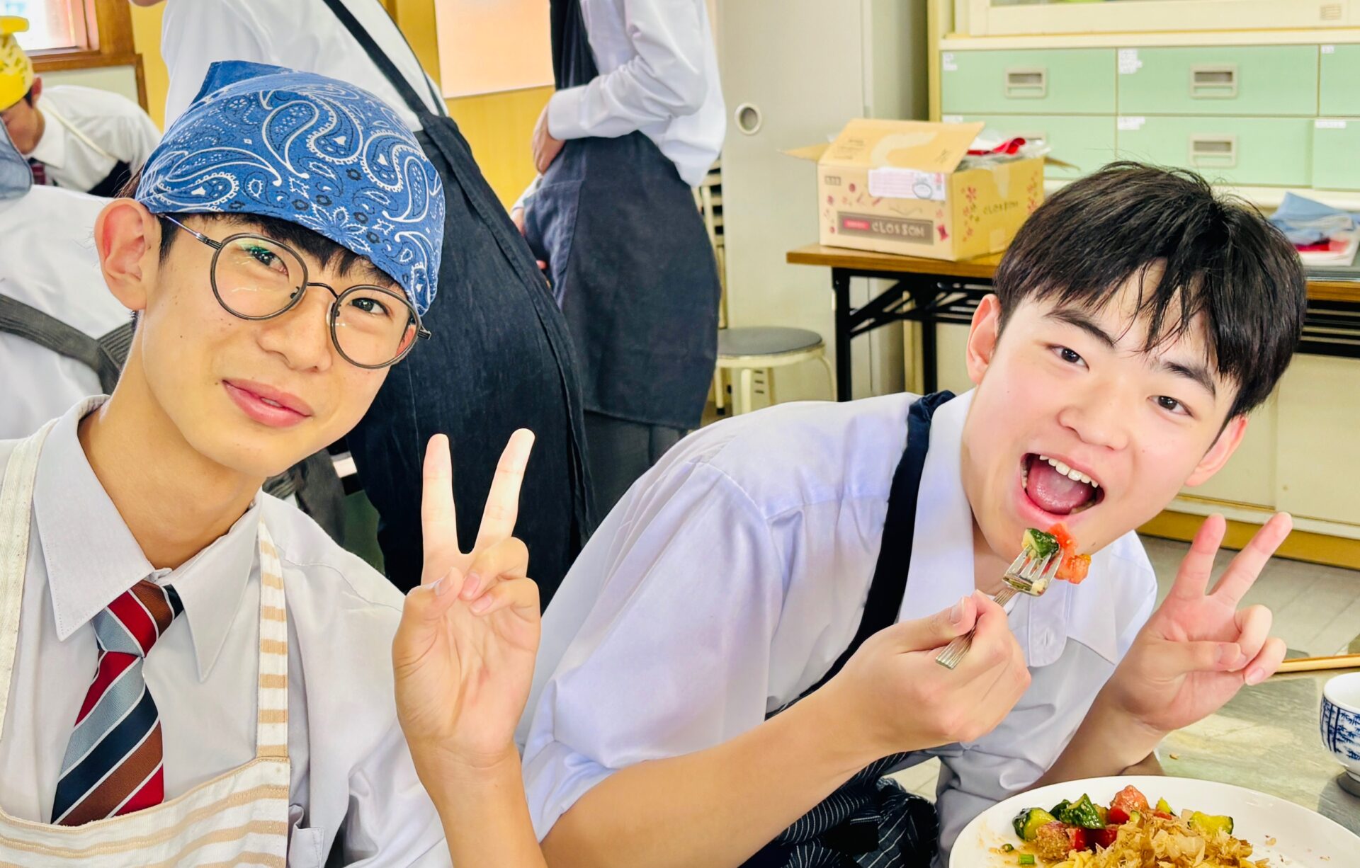 高1調理実習｢ツナと玉ねぎのにんにく醬油パスタ・トマトときゅうりのパクパクサラダ｣