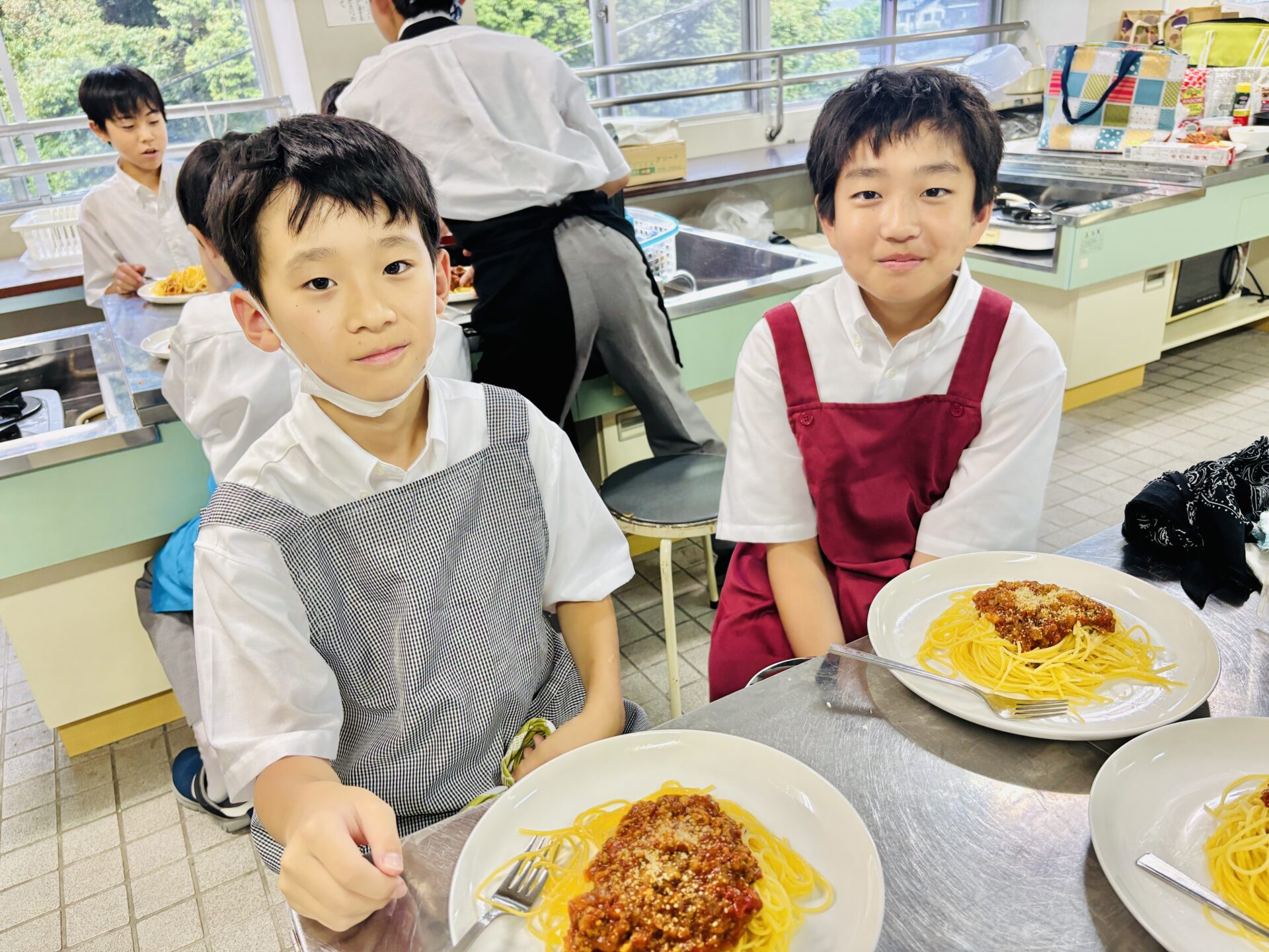 中1家庭科調理実習「ミートソースパスタ・サラダ」